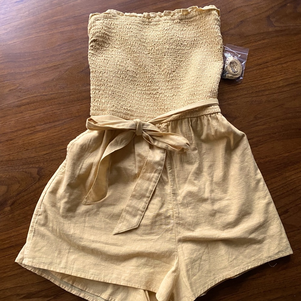 NWT yellow romper with removable straps. Smocked top with tie waist XS petite